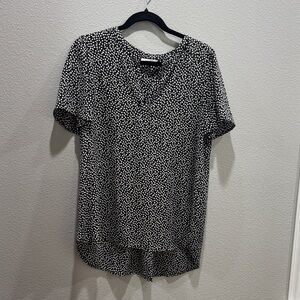 Black & White Ditzy Floral Short-Sleeved Women’s Blouse 🤍🖤🌼